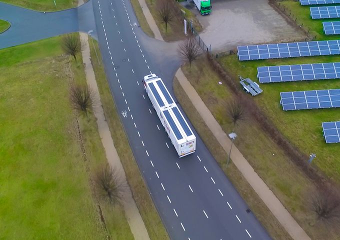 IM Efficiency maakt van vrachtwagens mobiele zonneparken
