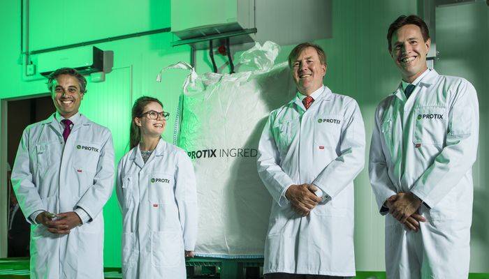 Koning Willem Alexander opent ’s werelds grootste insectenkwekerij
